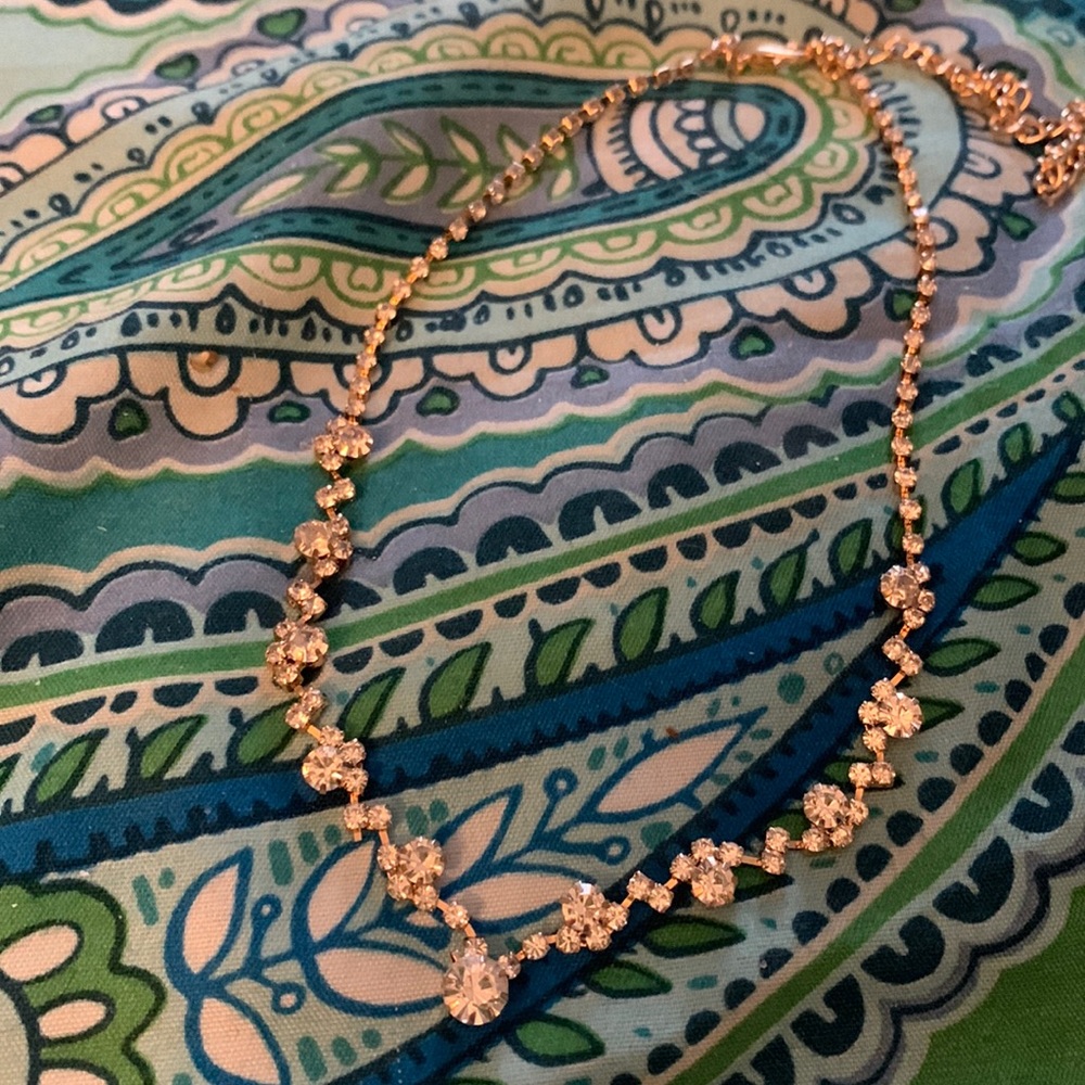 Pretty gold and rhinestone choker! So cute and dainty! Includes a extender